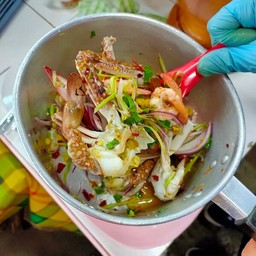 ยำมะม่วงปูม้ากุ้งสด