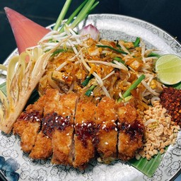 ผัดไทย หมูทงคัทสึ