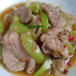 ผัดพริกอ่อนหรือไก่ ราดข้าว