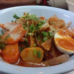 ชายสี่ บะหมี่เกี๊ยว หน้าเซเว่นโคงลาม่า