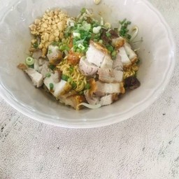 เซ็ต1 บะหมี่แห้งหมูกรอบ+ชาเขียวนมสดเย็น