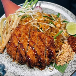ผัดไทย ไก่ทงคัตสึ