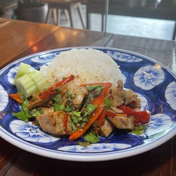 กะเพราหมูยอพริกไทยดำราดข้าว