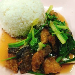 ผัดขึ้นฉ่ายราดข้าว
