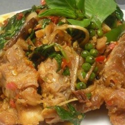 ผัดเผ็ดปลาเบนใส่ใบยี่หร่า