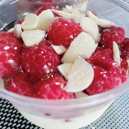 โยเกิร์ตใส่ราสเบอร์รี่ ไวท์ช็อคชิพ น้ำผึ้ง