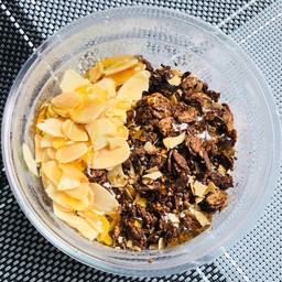 โยเกิร์ตใส่กราโนล่า อัลมอนด์ น้ำผึ้ง