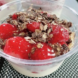โยเกิร์ตใส่สตรอว์เบอร์รี่ กราโนล่า น้ำผึ้ง