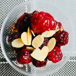 โยเกิร์ตใส่แบล็คเบอร์รี่ อัลมอนด์ น้ำผึ้ง