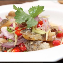 ยำปลาสลิดทอด