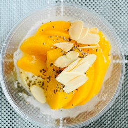 โยเกิร์ตใส่พีช อัลมอนด์ เมล็ดเจีย น้ำผึ้ง