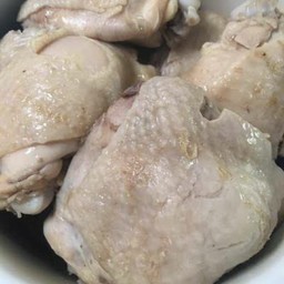 สะโพกไก่ไม่ติดน่องต้ม น้ำจิ้มซีฟู้ด1ชิ้น40บาท