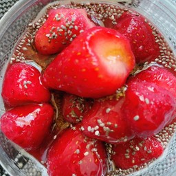 โยเกิร์ตใส่สตรอว์เบอร์รี่ เมล็ดเจีย น้ำผึ้ง