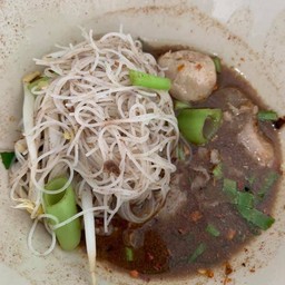 ก๋วยเตี๋ยวเรือเนื้อนำ้ตก พิเศษ