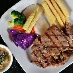 สเต็กเนื้อสันใน ซอสพริกไทยหรือซอสเกรวี่เห็ด