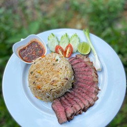 ข้าวผัดกระเทียมเนื้อย่าง