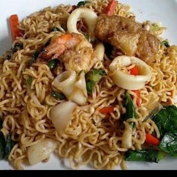 มาม่าผัดขี้เมาทะเล