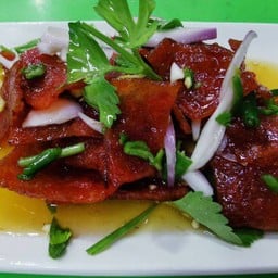 ยำหมูแผ่นทอด