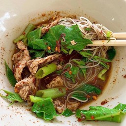 ก๋วยเตี๋ยวเรือหมูนำ้ตก พิเศษ