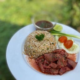 ข้าวผัดกระเทียมหมูแดงบราวน์ซอส