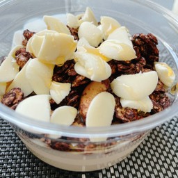 โยเกิร์ตใส่กราโนล่า ไวท์ช็อค น้ำผึ้ง