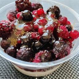 โยเกิร์ตใส่มิกซ์เบอร์รี่ เมล็ดเจีย น้ำผึ้ง