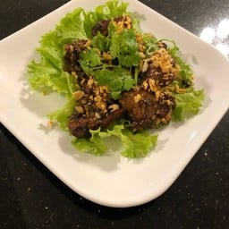 กระดูกหมูทอดกระเทียมพริกไทย