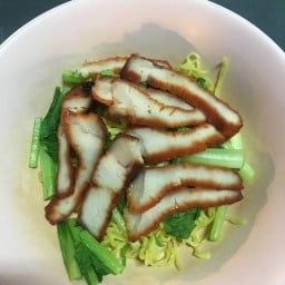 หมี่หยกเป็ดย่าง ข้าวหมูแดง หมูกรอบ เฮียอุ้ม