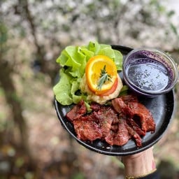 หมีนั่งมัน