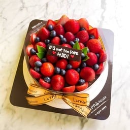 Strawberry blueberry on larna cake 2 pound with Choc plate