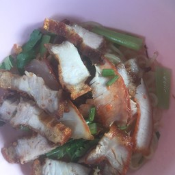 บะหมี่หมูแดงหมูกรอบ