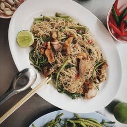 เส้นหมี่ผัดผักกระเฉด หมู, ไก่