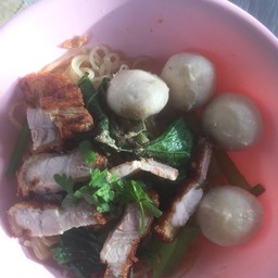 บะหมี่หมูกรอบลูกชิ้น