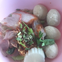 บะหมี่หมูแดงลูกชิ้น