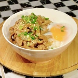 Stay Chill Cafe And Eatery ปั๊ม ปตท. นิคมฯแหลมฉบัง, อ่าวอุดม, ชลบุรี