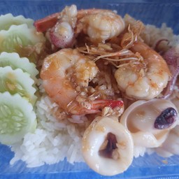 ทะเล กระเทียม ราดข้าว