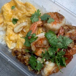 ข้าวไข่ข้นกระเทียมพริกไทยกุ้ง