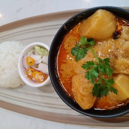 ข้าวสวย หรือขนมปังปิ้ง แกงมัสมั่นไก่