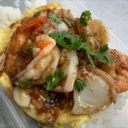 ข้าวกระเทียมพริกไทยกุ้ง+ปลาหมึก