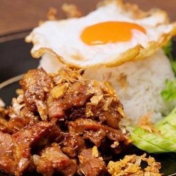 หมูหรือไก่กระเทียมราดข้าวไข่ดาว