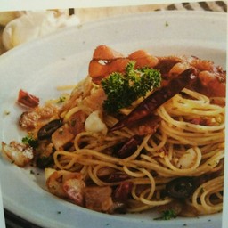 สปาเก็ตตี้เบคอนกรอบผัดพริกแห้ง Stir Fied  Spaghetti with Dried Chili