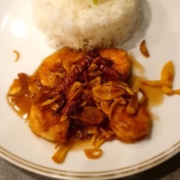 ข้าวกุ้งทอดราดซอสมะขาม