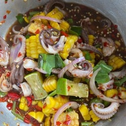 ยําหนวดหมึกข้าวโพด