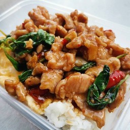 ข้าวไข่ข้นกระเพราหมูชิ้น