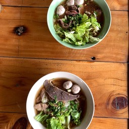 ก๋วยเตี๋ยวเนื้อวัว-หมูรสเด็ด Railway x Garage อู่มนตรี