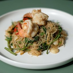 เส้นหมี่ผัดกะเฉดกุ้งสด