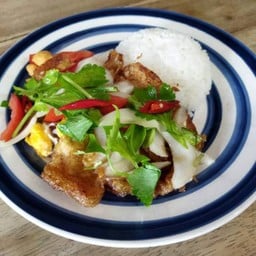 ข้าวหน้ายำไข่ดาว Spicy salad fried egg with rice