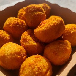 ลูกชิ้นไก่กรอบคลุกผง+ซอสมะเขือเทศ