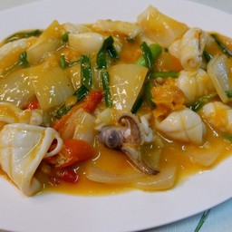 ปลาหมึกผัดเม็ดมะม่วง