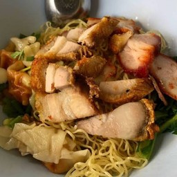 เกี๊ยวหมูแดงหมูกรอบ